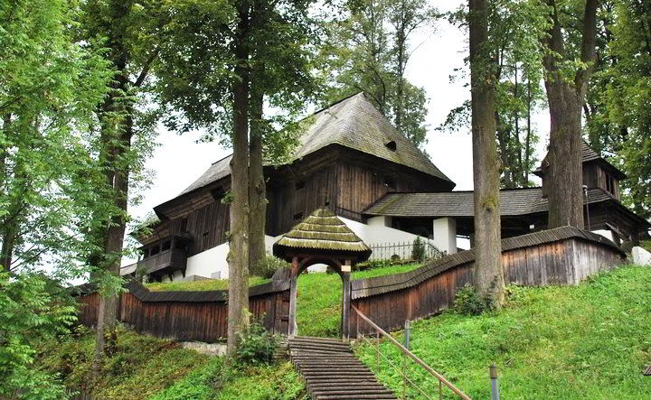 Lestiny-chiesa-legno_(AlbeZani CC-BY-ND@panor)