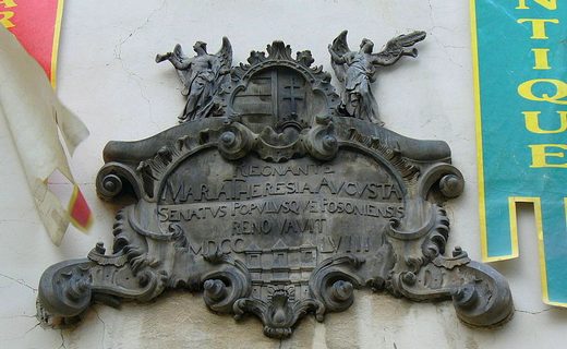 scritta-bronzea-a-Maria-Teresa-a-Bratislava-Michalsky-Dvor_wikipedia